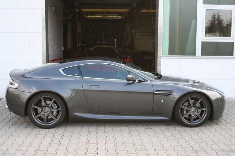Aston Martin Vantage (3).JPG